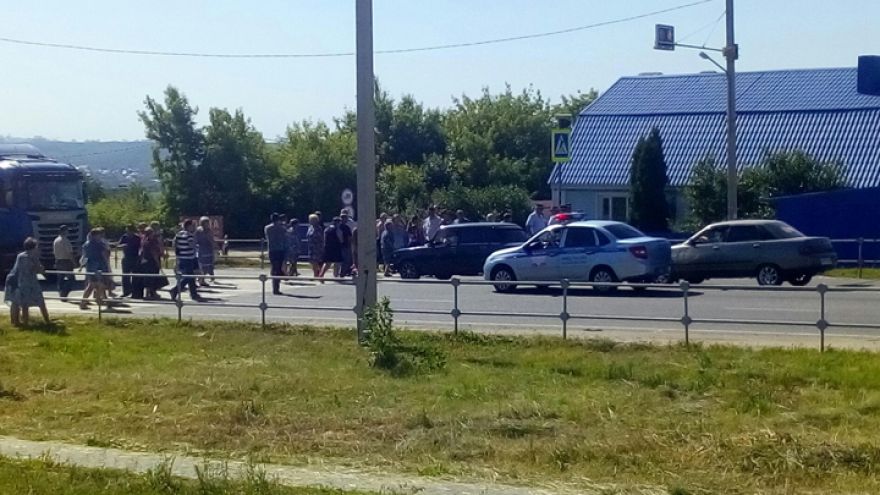 Жители Семилук перекрыли оживлённую дорогу из-за проблем с водоснабжением