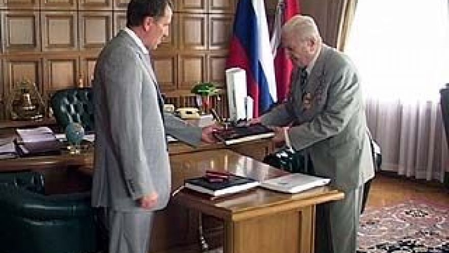 Губернатор поздравил почётного гражданина Воронежа с юбилеем