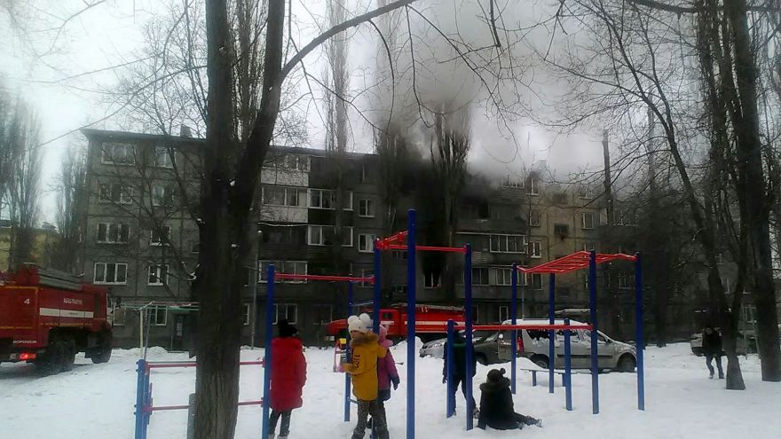 В Воронеже пожарные спасли двоих детей из горящего дома