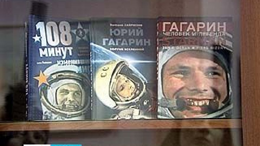 В Никитинской библиотеке открылась выставка "Такой далёкий близкий космос"