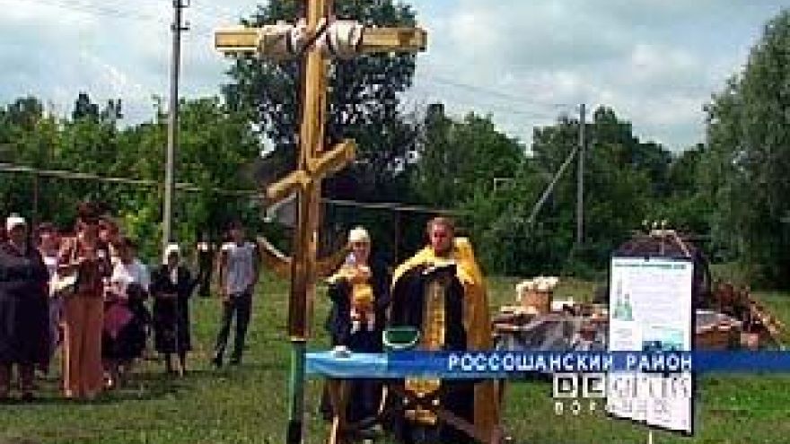 На старинную церковь Россошанского района установили крест