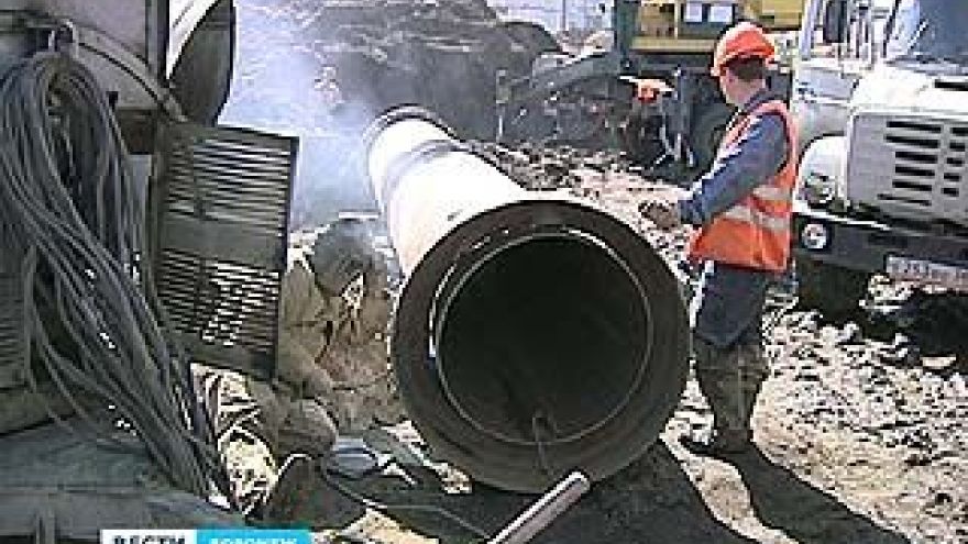 К повреждённому водоводу подвели новую трубу