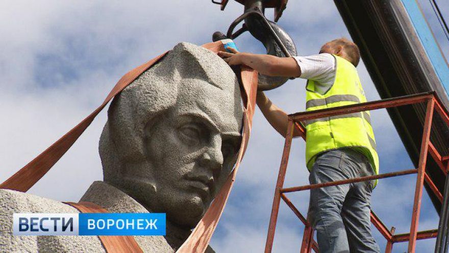 В центре Воронежа началась установка памятника Кольцову