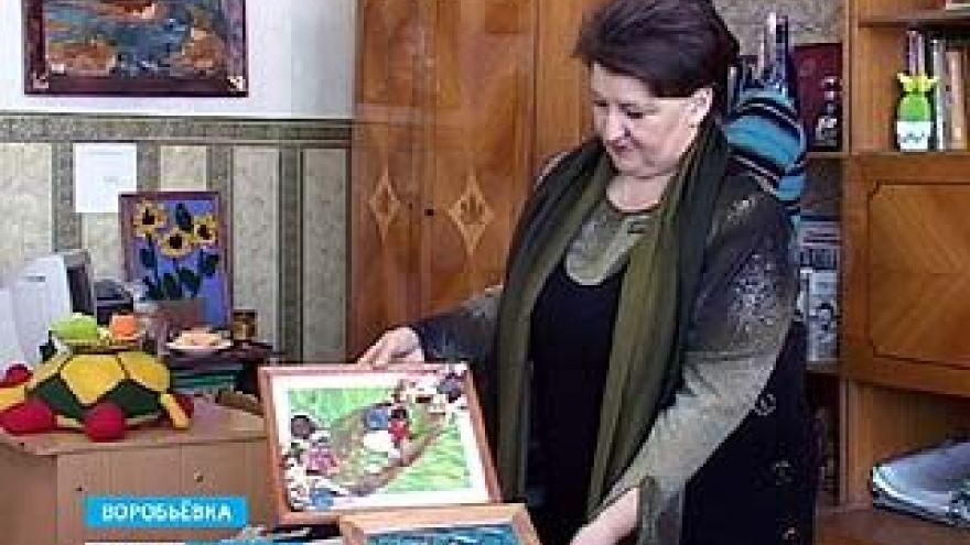 В Воробьёвке делают картины из капрона