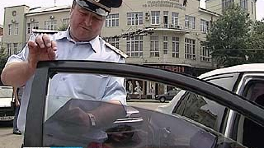 Сотрудники ГИБДД проверили стекла воронежских автомобилей на светопроницаемость