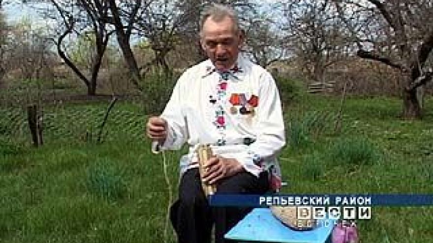В Репьевском районе живёт умелец, который плетёт лапти из конопли