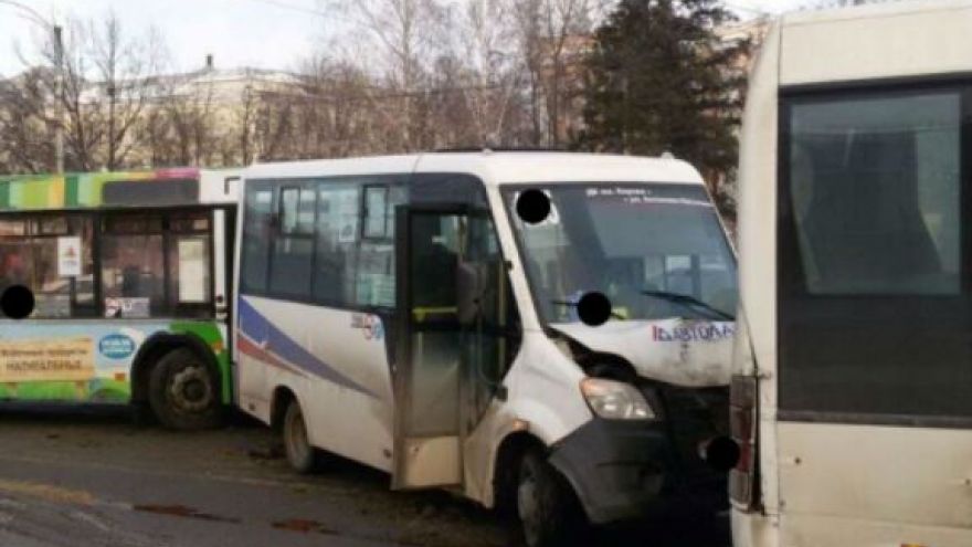 В Воронеже в ДТП с тремя маршрутками пострадали 4 женщины