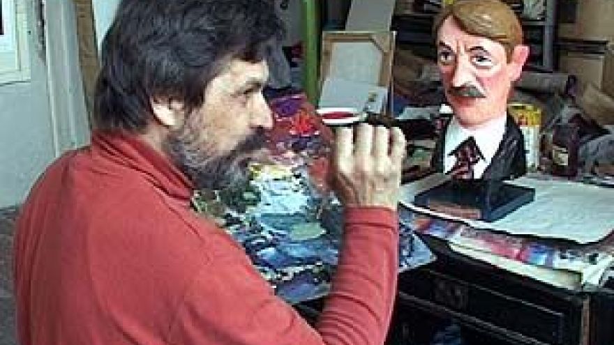 Художник Сергей Горшков вырезал из дерева скульптуру Алексея Гордеева