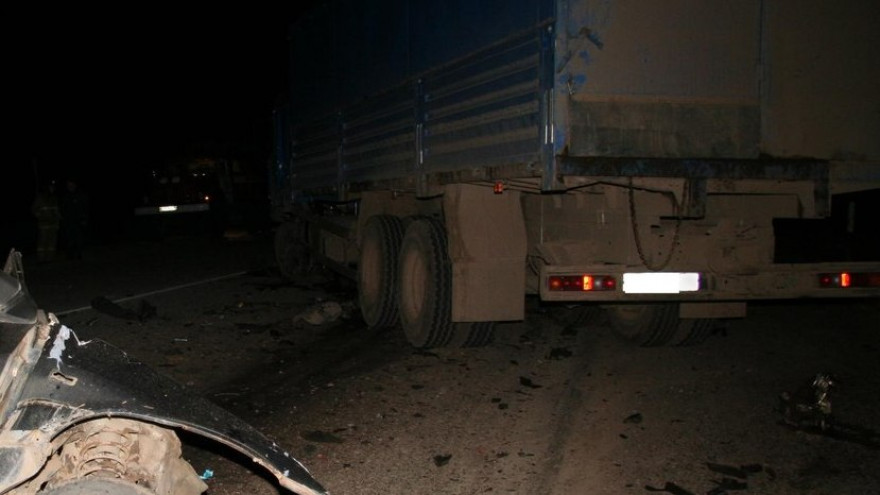 Под Воронежем мотоцикл влетел под фуру: 2 человека погибли