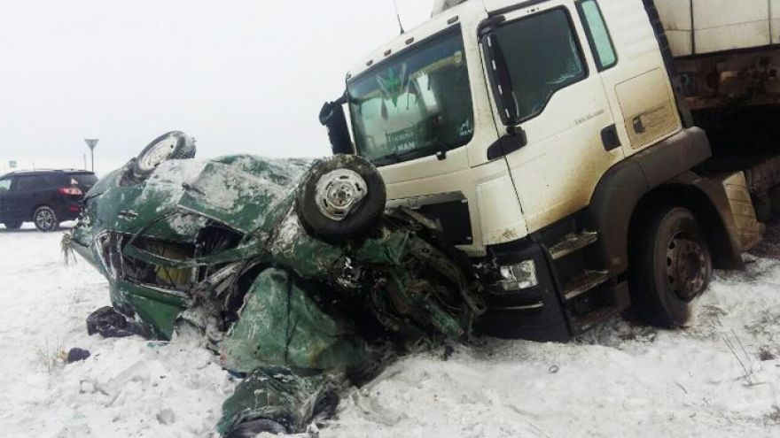 В Воронежской области фура с прицепом влетела в «Ладу»: погибли 2 человека