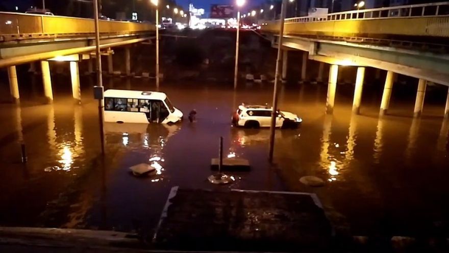 Спасение «утонувшей» в Воронеже маршрутки с пассажирами попало на видео
