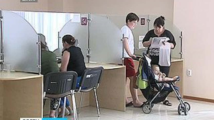 Государство в кризис разрешило получать часть материнского капитала наличными