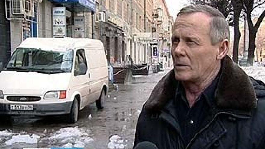 В Воронеже от падения сосулек страдают люди, здания и даже машины