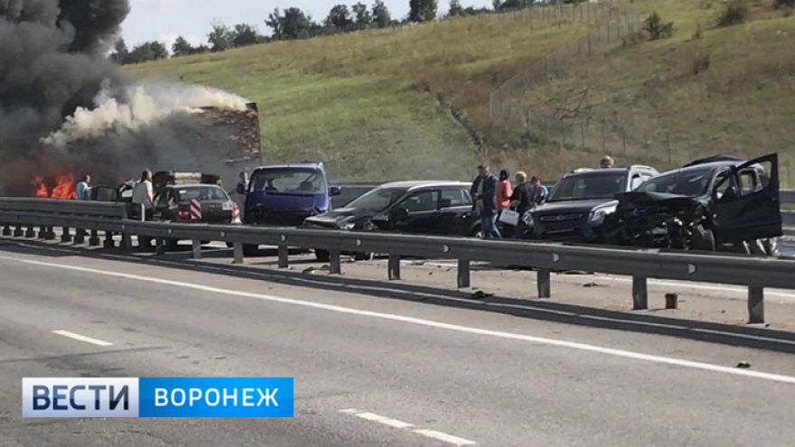 В Воронежской области на трассе М-4 в ДТП с 34 машинами пострадали 5 человек