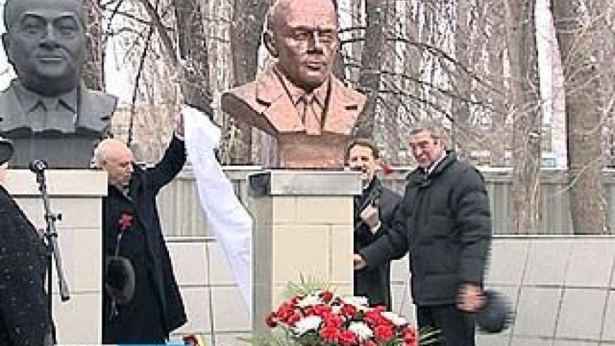 На территории КБХА открыли памятник учёному Александру Конопатову