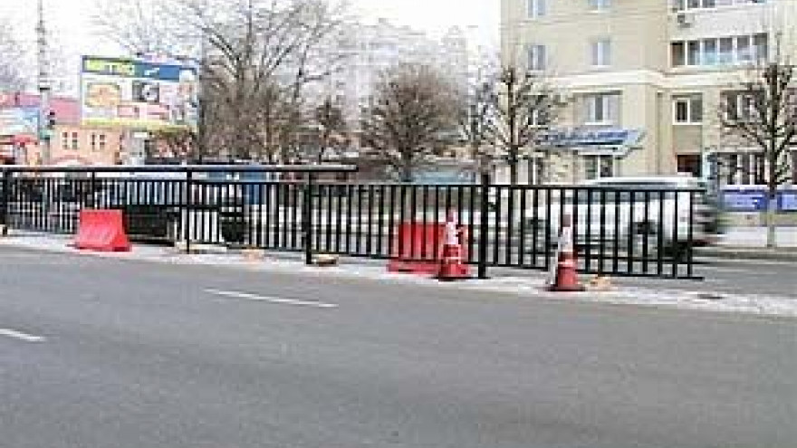 В районе Автовокзала начали монтировать разделительные ограждения