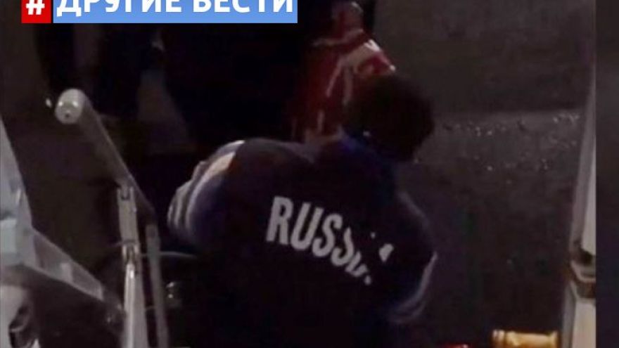 В аэропорту Чебоксар паралимпийцу пришлось спускаться по трапу на руках