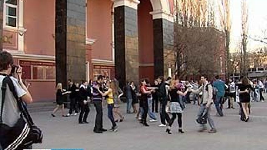 Проспект возле Дома офицеров превратился в огромный танцпол