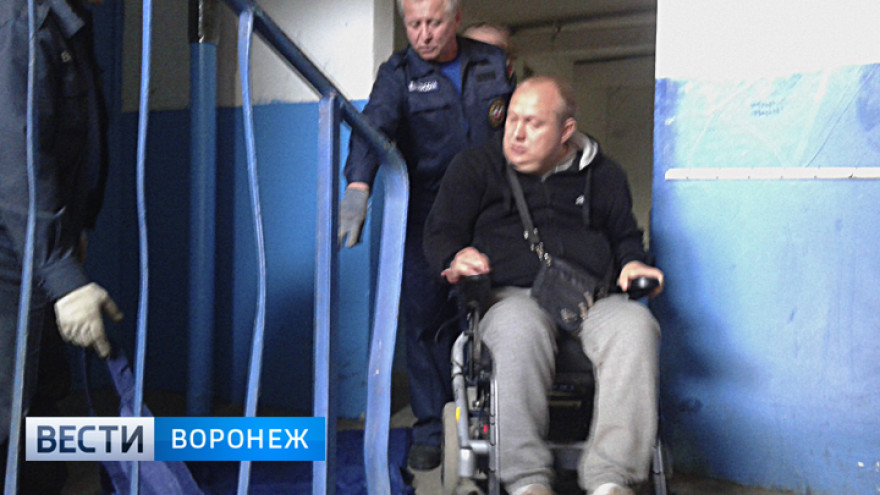 Инвалиду из Воронежа пришлось вызвать сотрудников МЧС из-за сломанного лифта