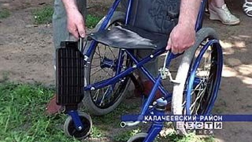 Ребятам с ограниченными возможностями подарили инвалидные коляски