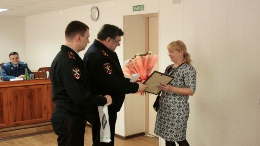 В Воронеже наградили бдительного продавца за помощь в поимке опасного преступника