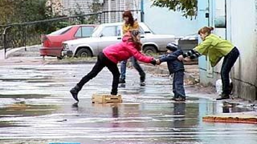 Улицу Хользунова затопило из-за прорыва одного из основных водоводов