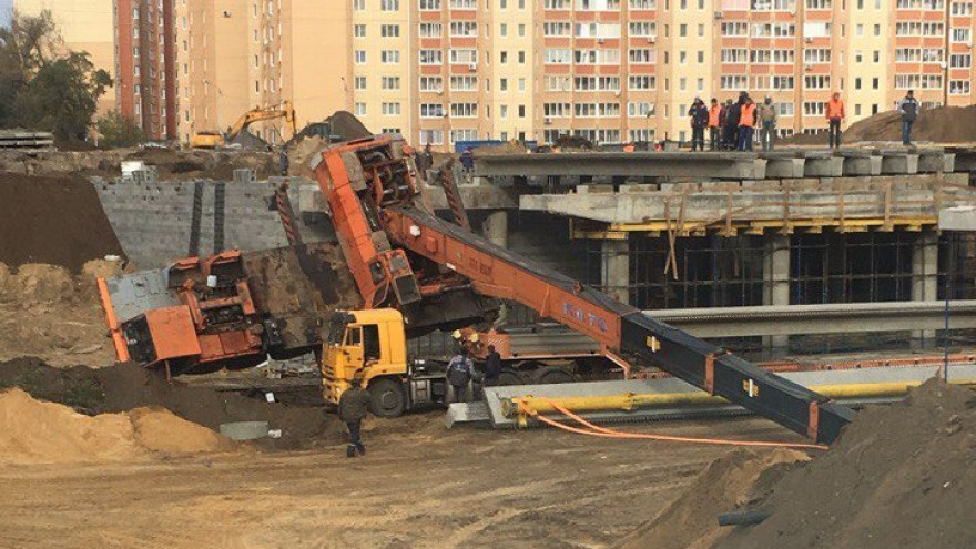В Воронеже на строящейся развязке на 9 Января рухнул строительный кран