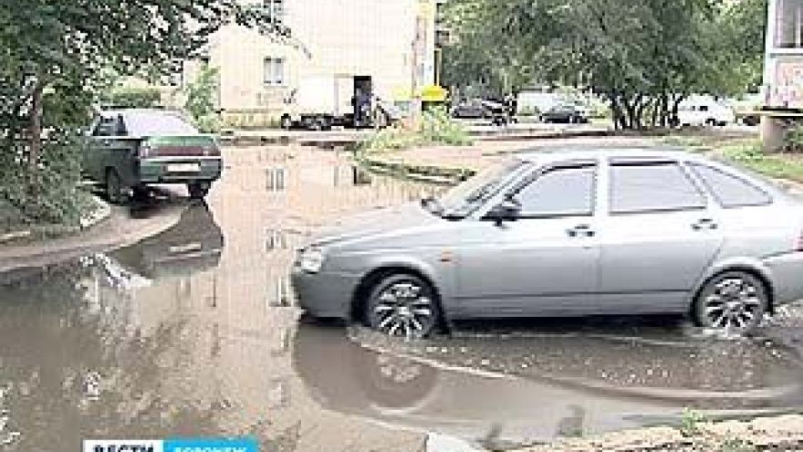На улице Одинцова между многоэтажками образовался настоящий потоп
