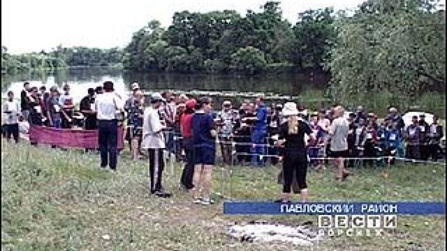 На берегу озера Тахтарка проходит слёт туристов