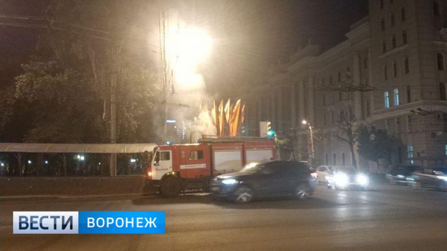В центре Воронежа вспыхнул рекламный щит