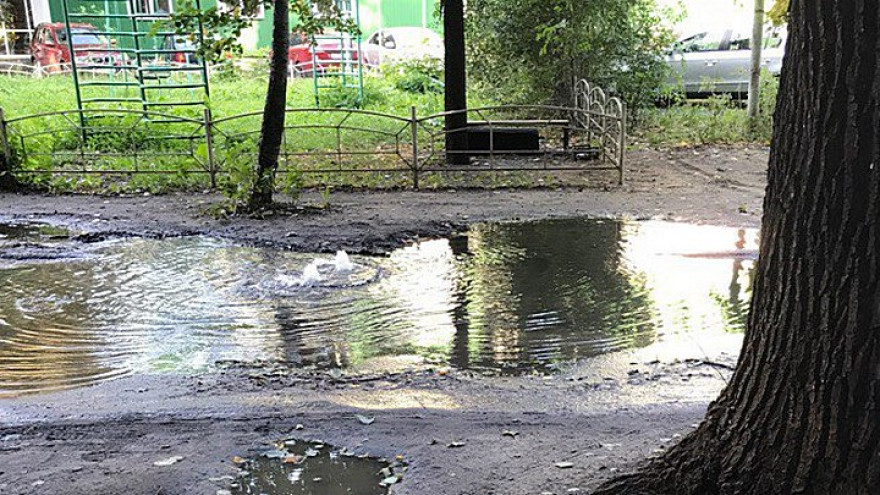 Водоканал объяснил появление «гейзера» во дворе воронежской пятиэтажки