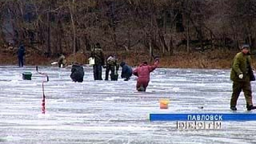 На замерзших водоемах стали появляться рыбаки