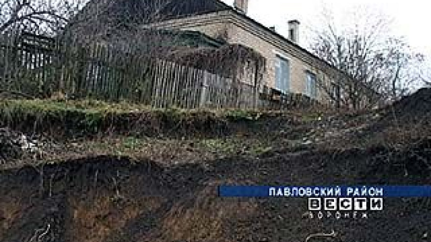 Жители Павловкого района борются со стихией