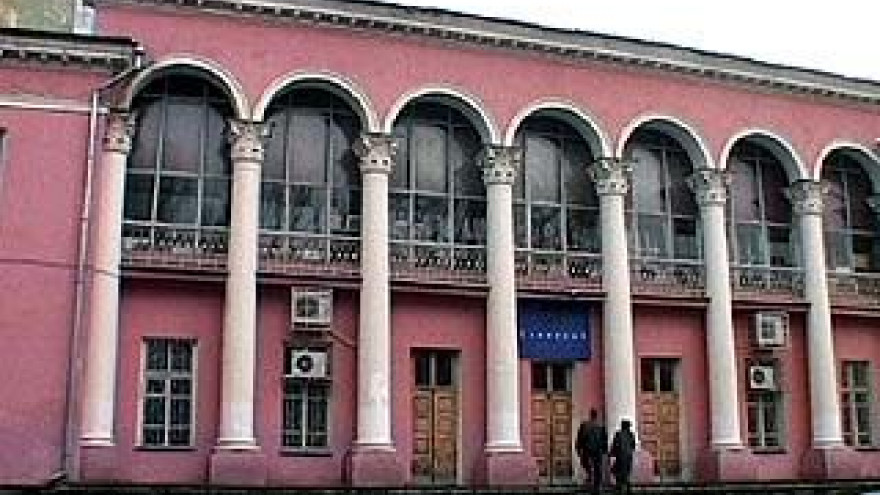 Каждый год Камерный театр готовит зрителям две премьеры