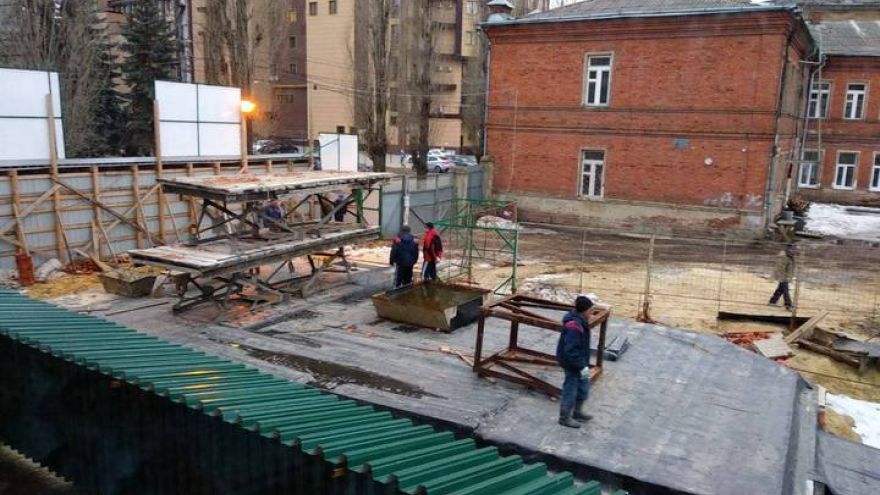 Захваченный под стройку участок в центре Воронежа пытаются освободить через суд