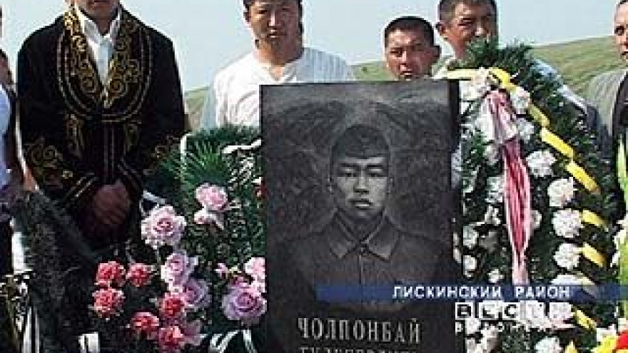 К могиле Чолпонбая Туливердиева возложили венки