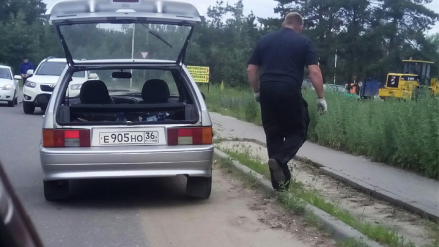 Очевидцы сфотографировали воронежца, разобравшего часть тротуара на улице 9 Января