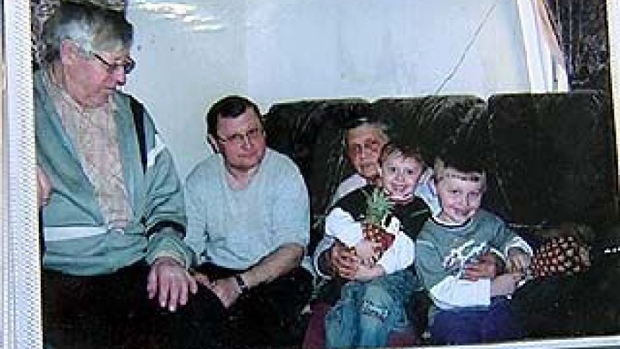 Приставы решили взыскать долг матери с детей и опекуна