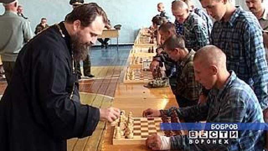 Батюшка сразился с заключенными на клетчатом поле