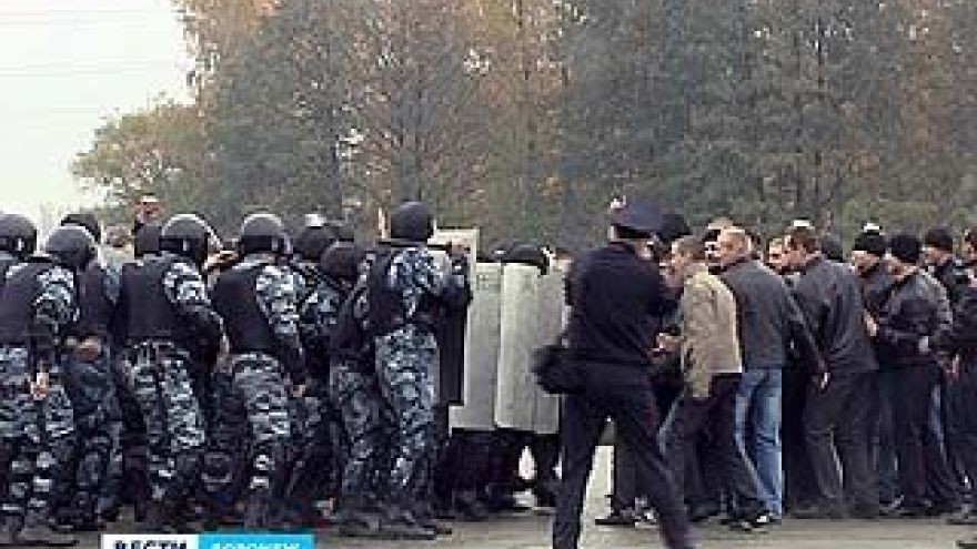 На Адмиралтейской площади прошли показательные учения ОМОНовцев