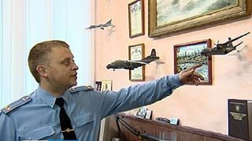 Офицер Александр Дорогожин на досуге собирает модели самолётов