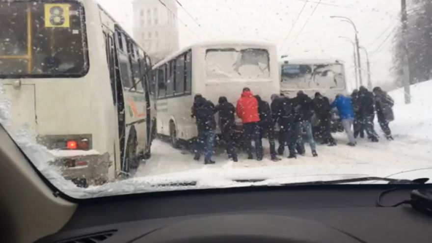 В Воронеже пассажирам пришлось толкать застрявшие в снегу «ПАЗы»: видео появилось в сети