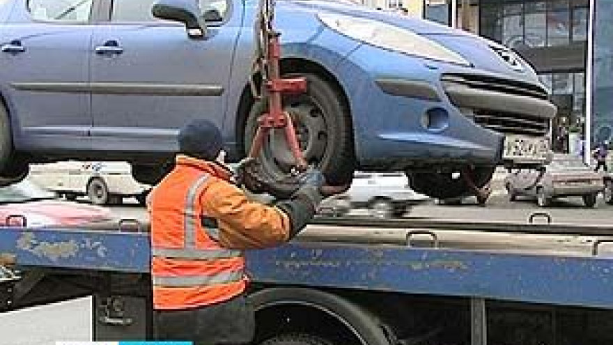 Освободить полосу для движения на Кольцовской решили с помощью эвакуатора