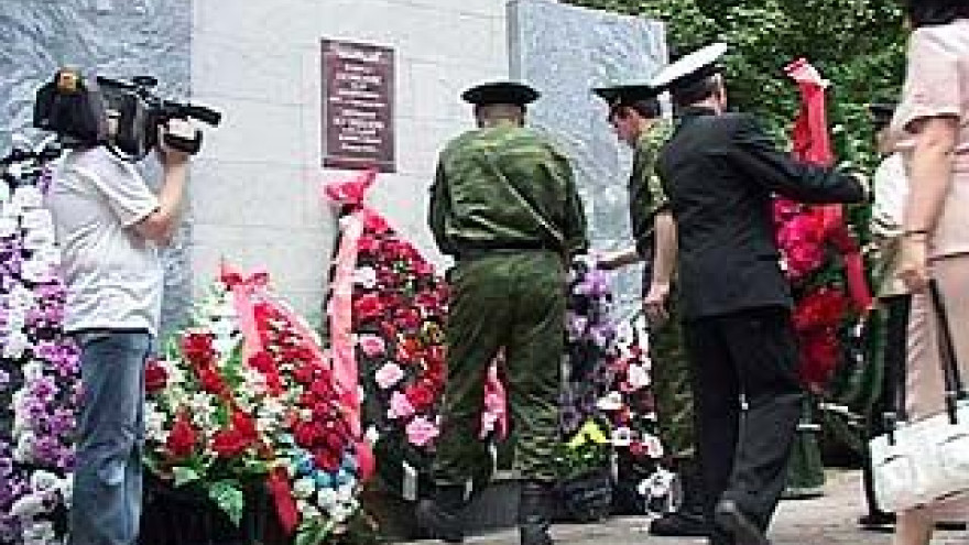 Пограничники возложили венки к памятнику павшим в парке "Динамо"