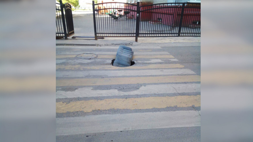 В центре Воронежа на пешеходном переходе у школы провалился асфальт