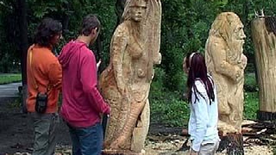 В Парке авиастроителей завершено создание сказочных скульптур