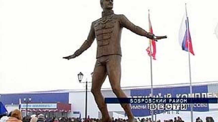 В Боброве появился памятник фигуристу Николаю Панину-Коломенкину