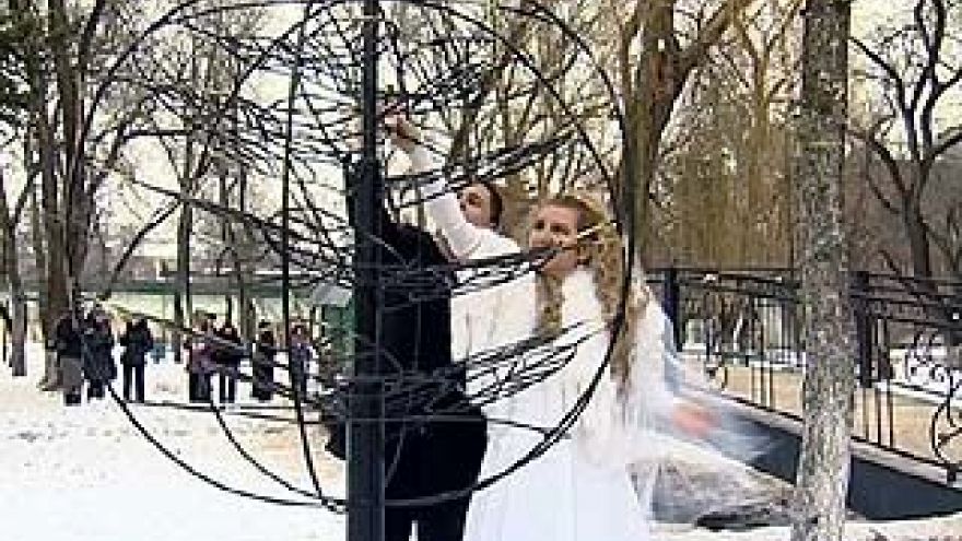 В парке Авиастроителей появилось железное "Дерево счастья"