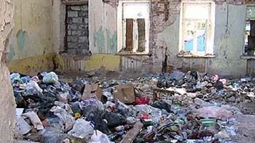 Здание на Среднемосковской превратилось в общественный туалет