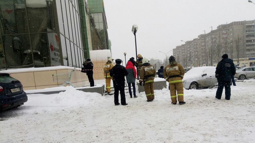 Воронежцы: из-за подозрительного предмета к торговому центру съехались спецслужбы